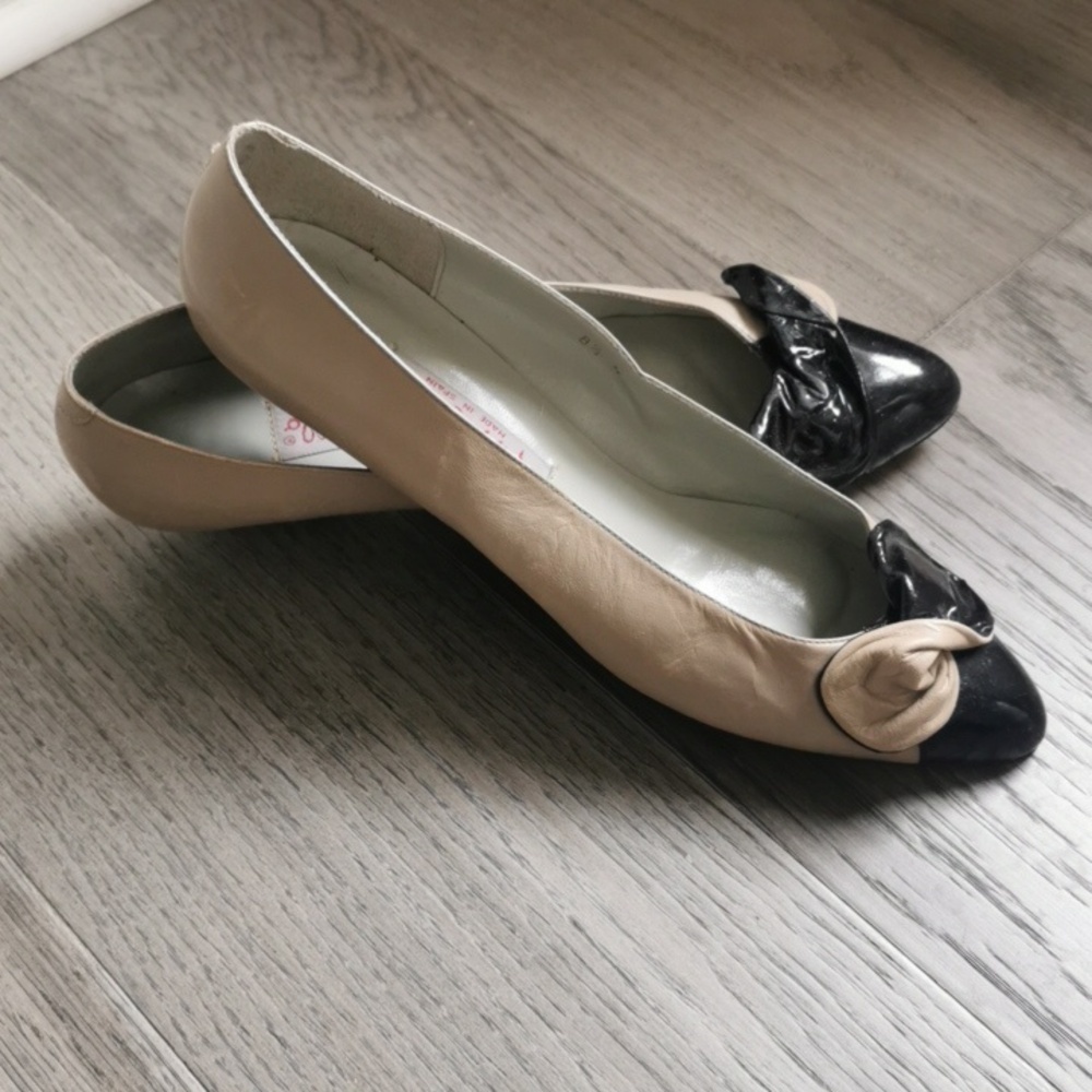 Pappagallo vintage leather loafers with wedge heel. Bow at toes. Size 8.5"